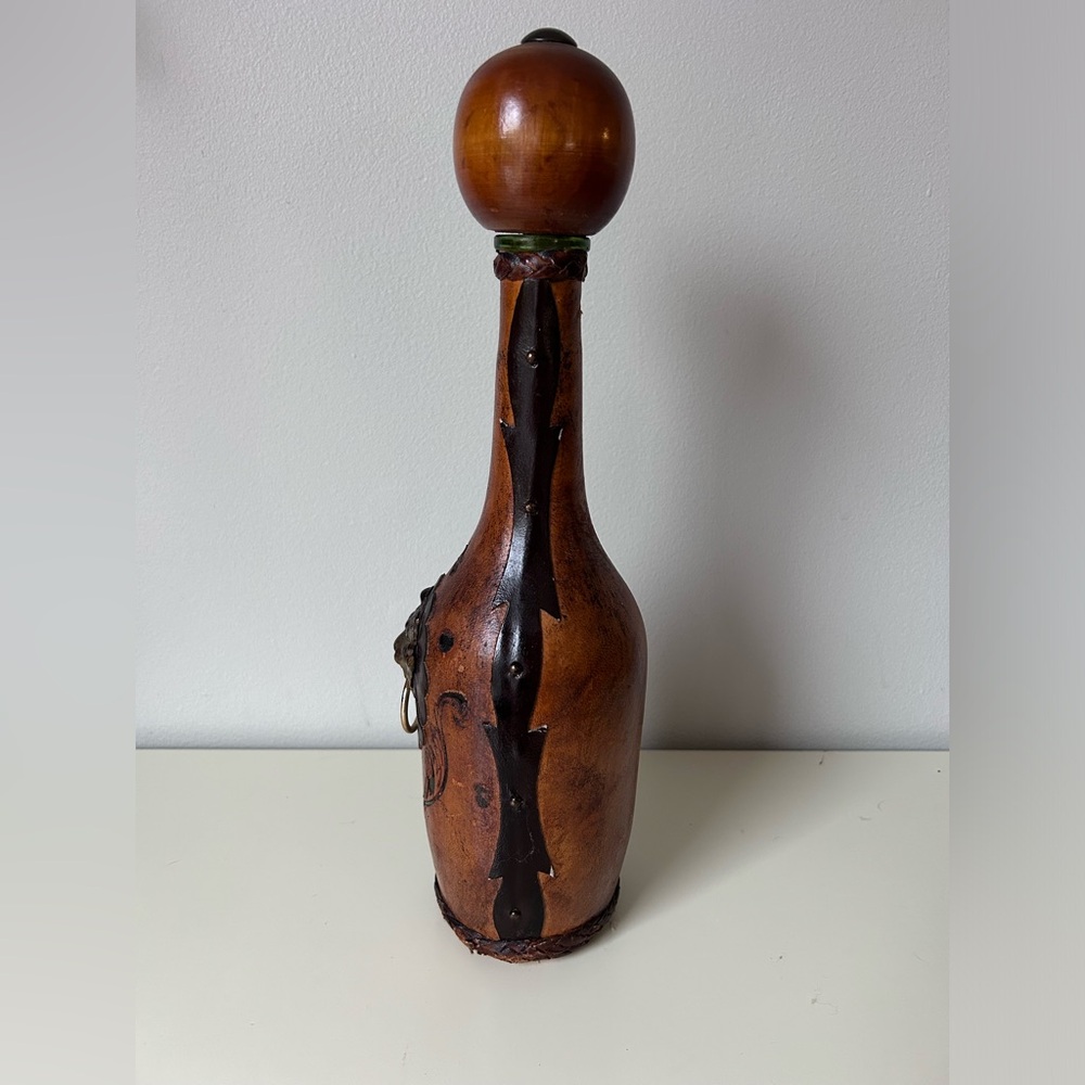 Vintage Italian Leather Wrapped Old World MCM Lions Head Bottle Decanter - Picture 5 of 8